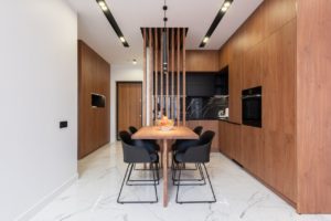 Drewniany stół prostokątny w nowoczesnej przestrzeni. 
